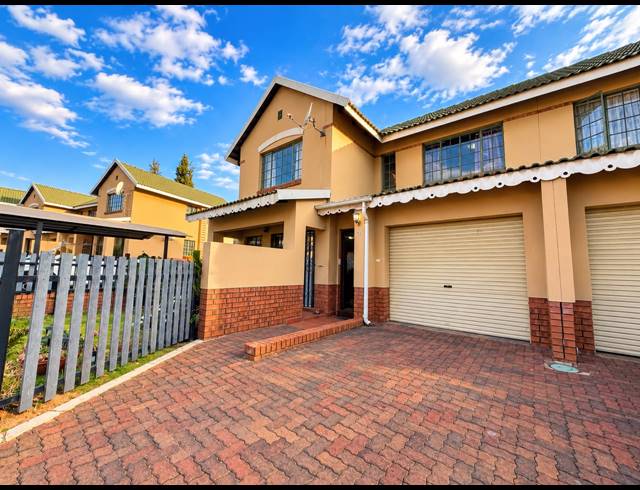 3 BEDROOM TOWNHOUSE FOR SALE IN REYNO RIDGE